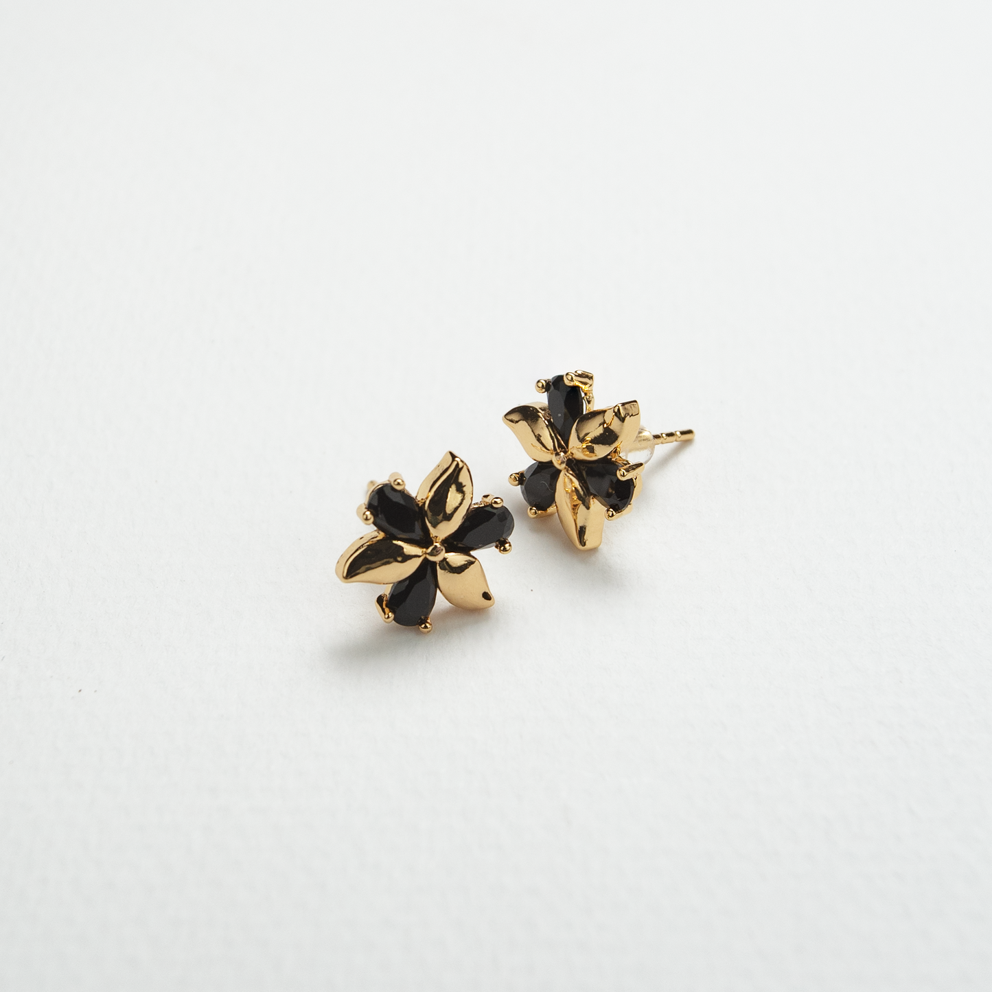 Lumi black & gold studs