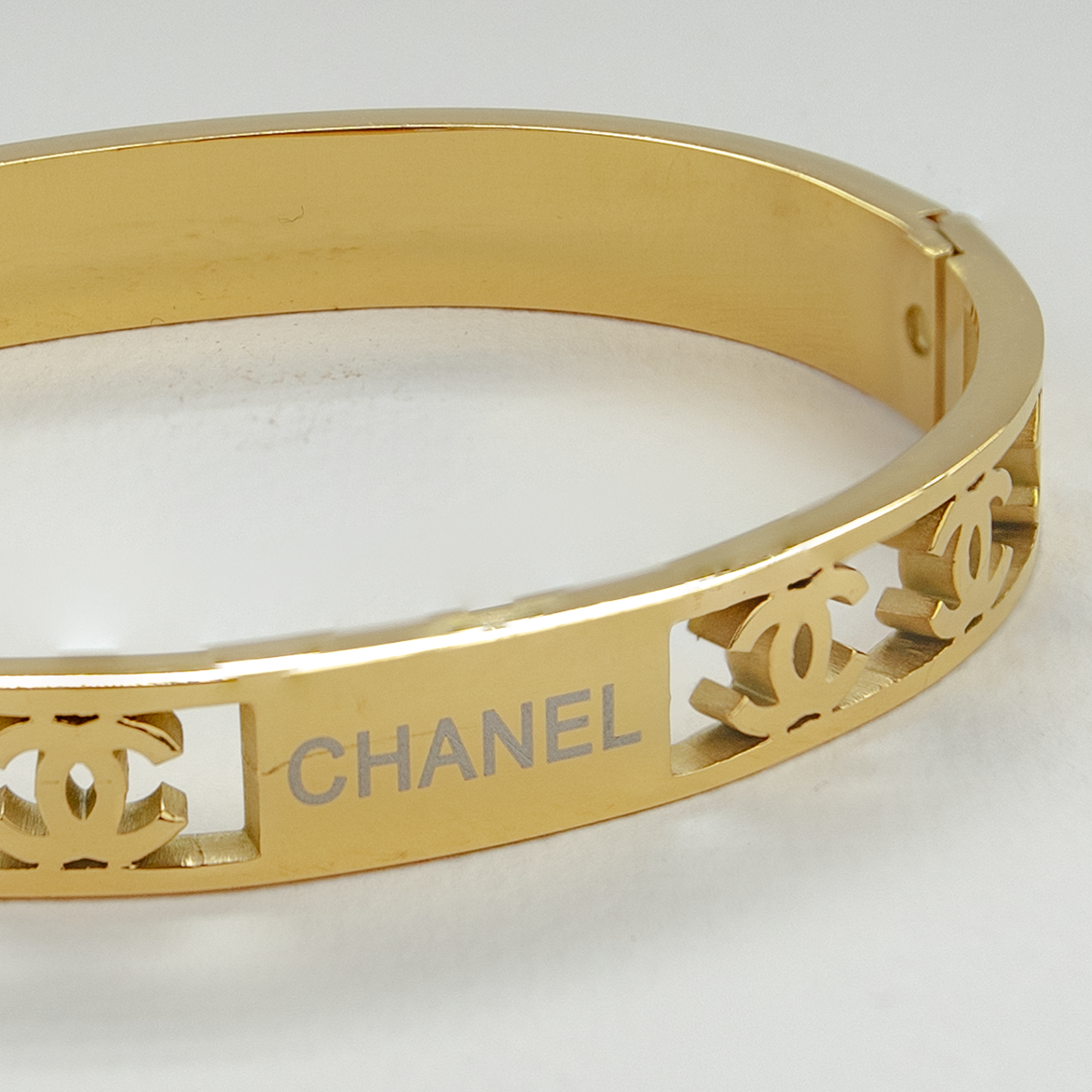 Channel Gold Bangle