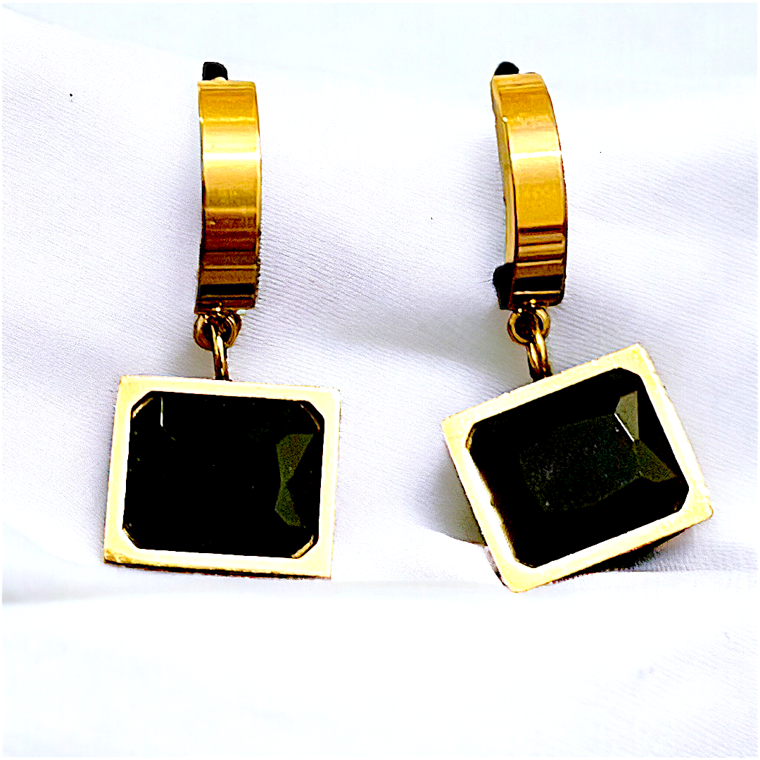 Black Pendant Golden Huggie